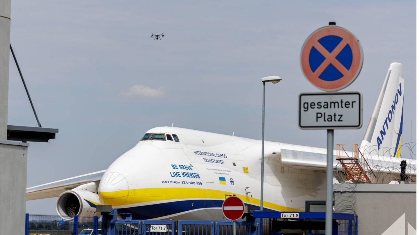 Policyjny dron przy ukraińskim Antonowie na lotnisku w Lipsku