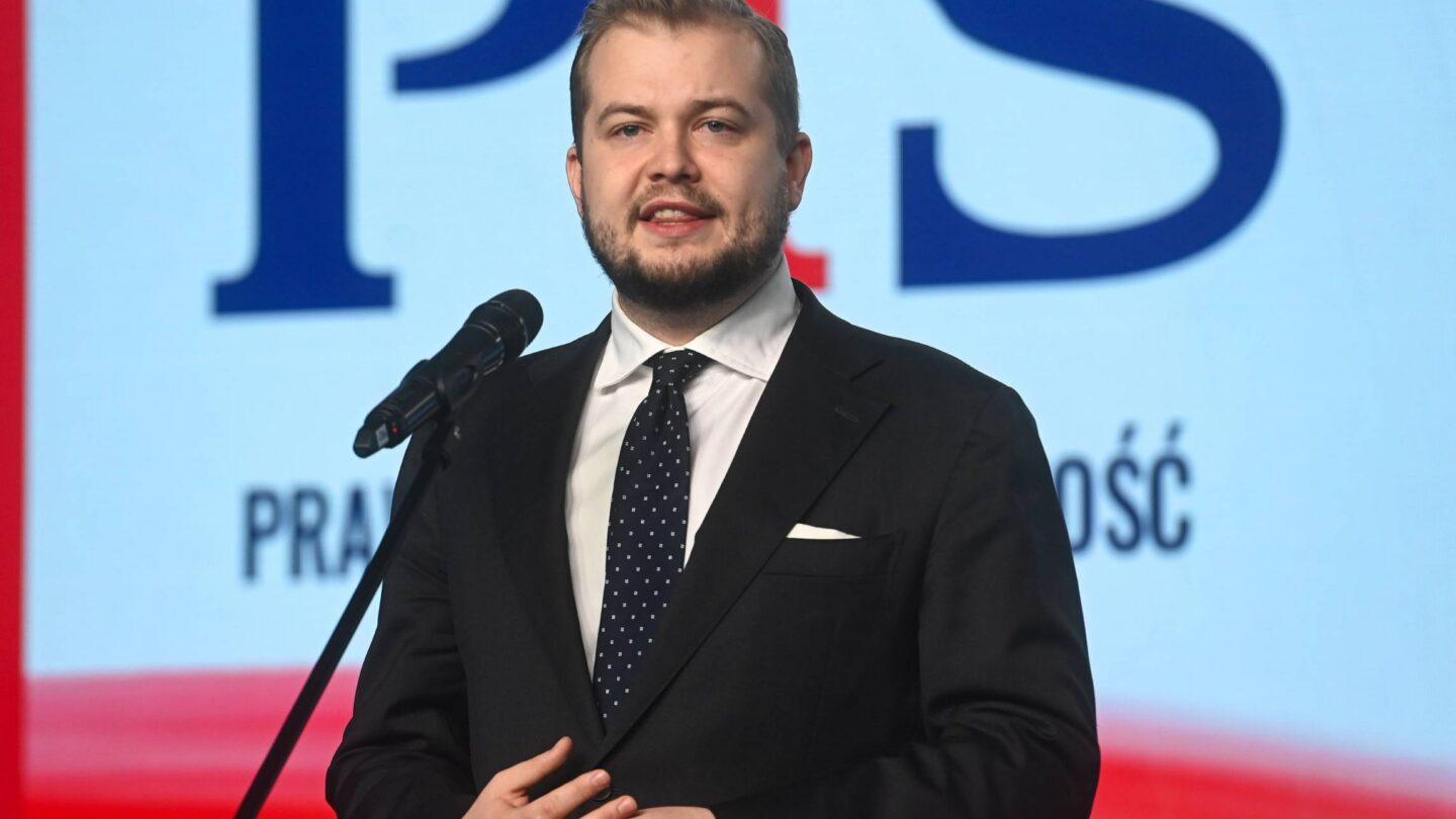 Michał Moskal podczas konferencji prasowej w siedzibie Prawa i Sprawiedliwości