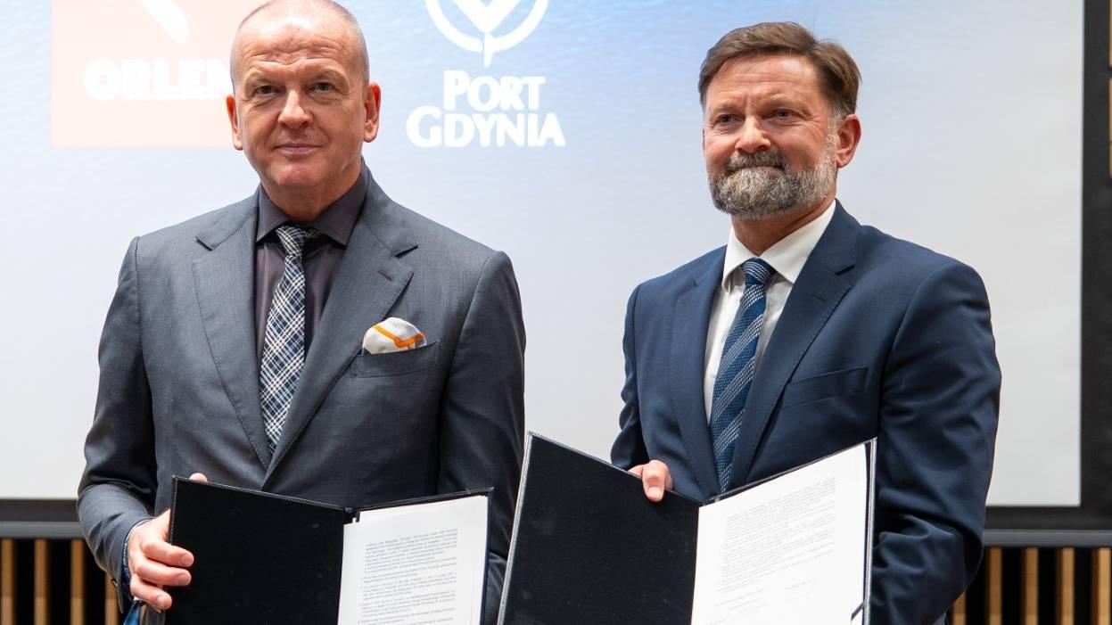 Robert Soszyński, wiceprezes zarządu Orlenu ds. operacyjnych i Piotr Gorzeński, prezes zarządu Morskiego Portu Gdynia