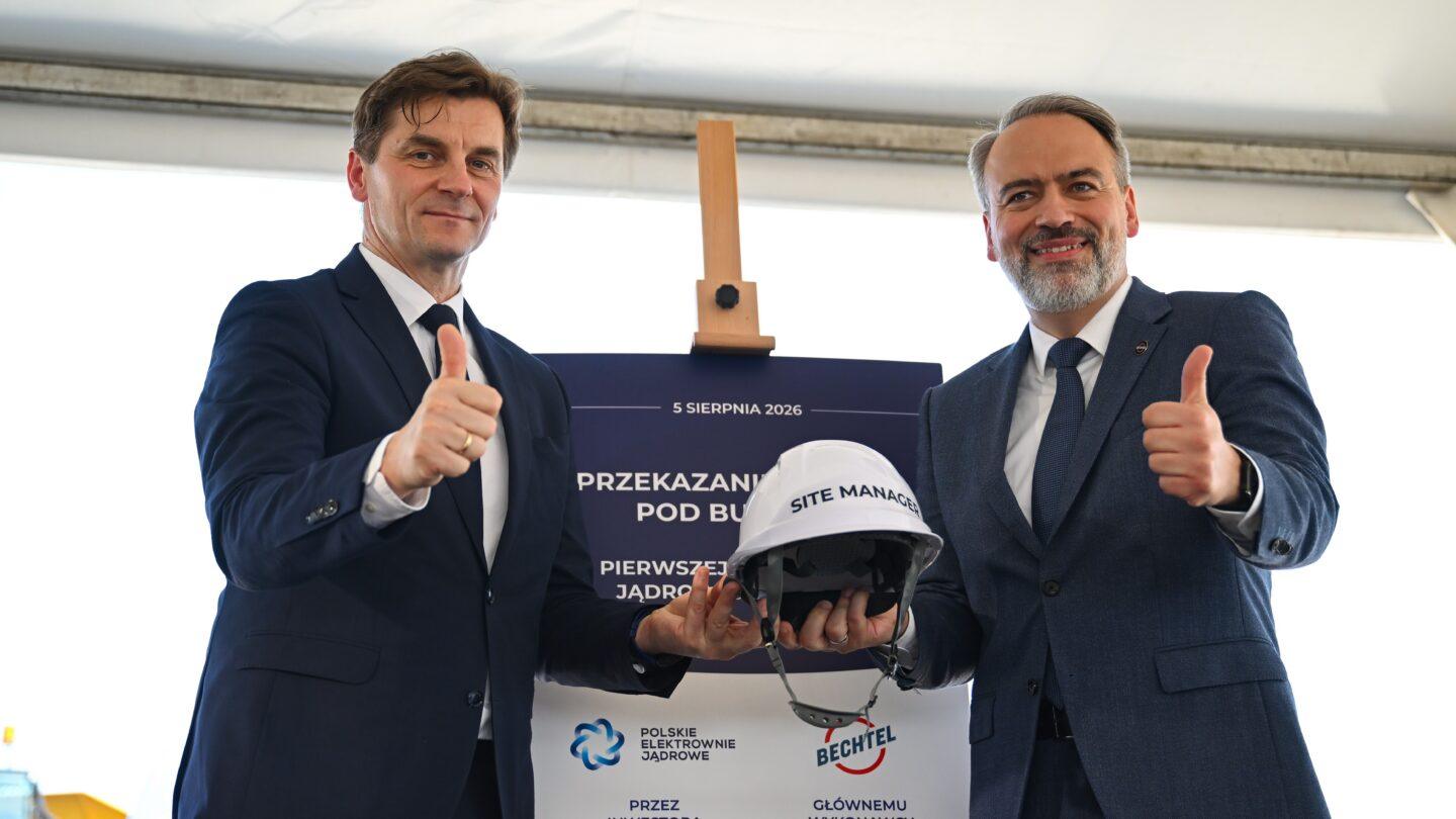 Od lewej: Prezes PEJ Marek Woszczyk i prezes Bechtel Polska Leszek Hołda podczas uroczystości przejęcia placu budowy pierwszej w Polsce elektrowni jądrowej, 5.08.2026 r. Fot. PAP/Adam Warżawa