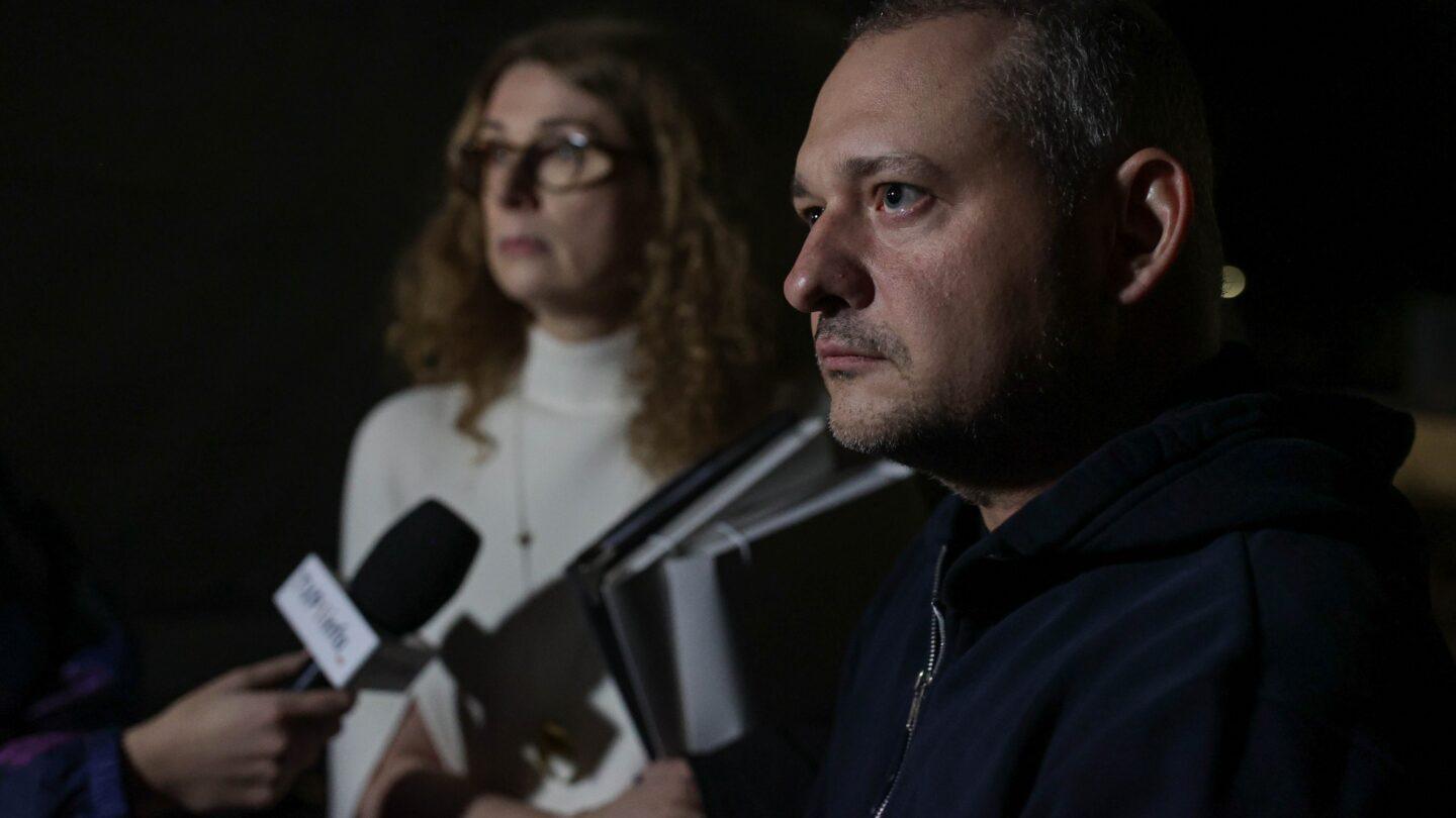 Poseł KO Wojciech Król po zakończeniu posiedzenia aresztowego w siedzibie Sądu Rejonowego w Katowicach. Fot. PAP/Jarek Praszkiewicz