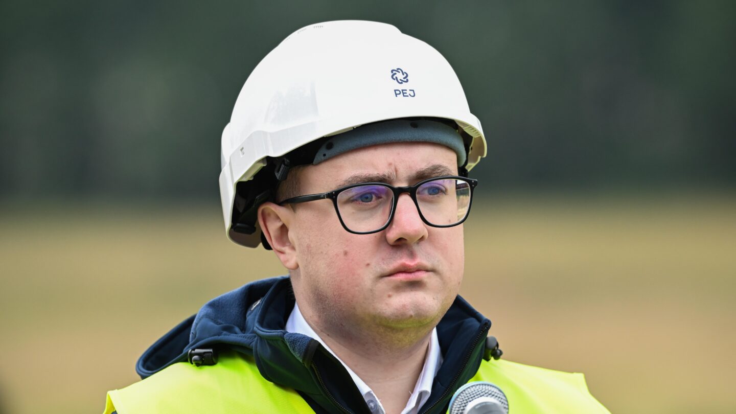 Minister energii Miłosz Motyka gości w Gajówce, na placu budowy nowej drogi krajowej, która połączy z siecią dróg szybkiego ruchu przyszłą pierwszą elektrownię jądrową. Fot. PAP/Andrzej Jackowski