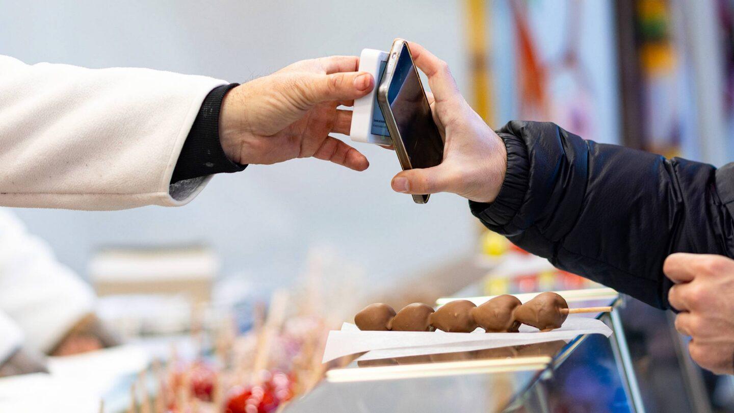 Płatność telefon z jednym z berlińskich sklepów