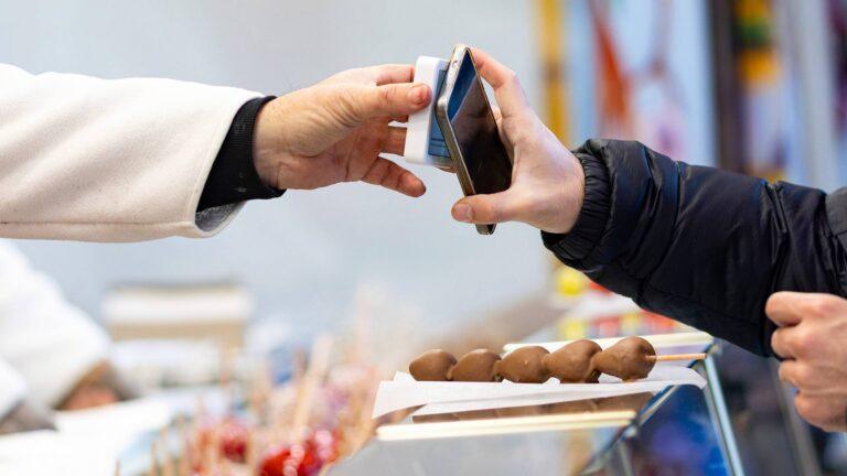 Płatność telefon z jednym z berlińskich sklepów
