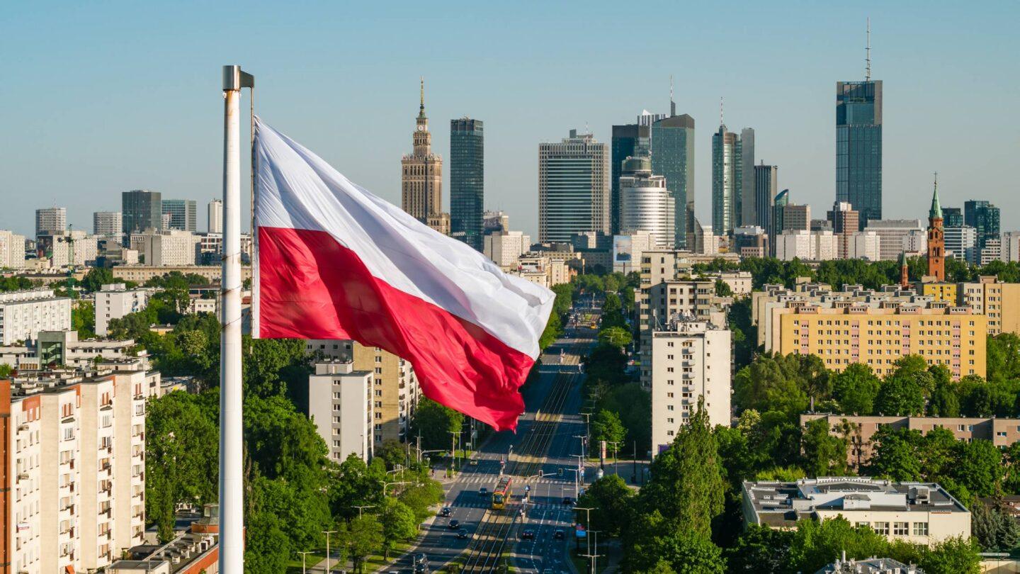 Flaga Polski na tle widoku na centrum Warszaw