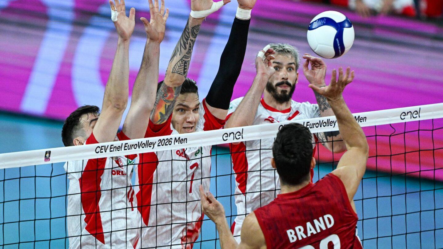 Od lewej: Marcin Komenda Bartłomiej Lemański i Tomasz Fornal oraz Tobias Christian Brand z Niemiec podczas meczu 1/4 finału mistrzostw Europy siatkarzy