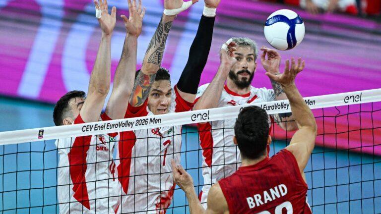 Od lewej: Marcin Komenda Bartłomiej Lemański i Tomasz Fornal oraz Tobias Christian Brand z Niemiec podczas meczu 1/4 finału mistrzostw Europy siatkarzy