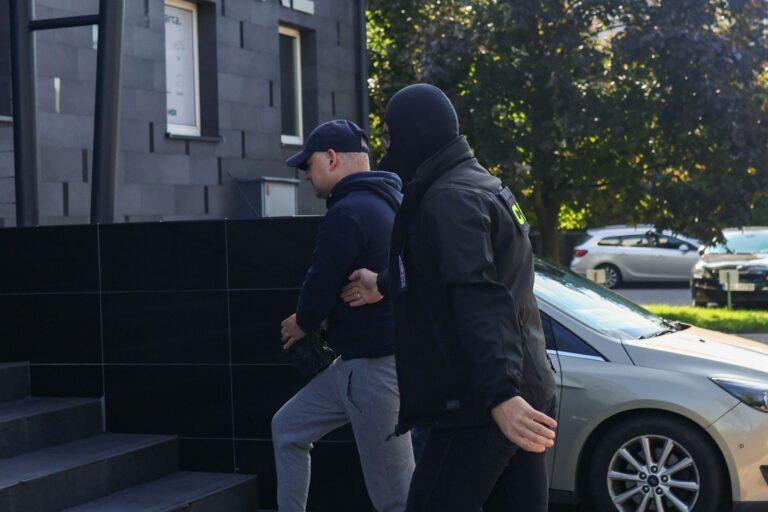 Poseł Wojciech Król (L) doprowadzony do prokuratury