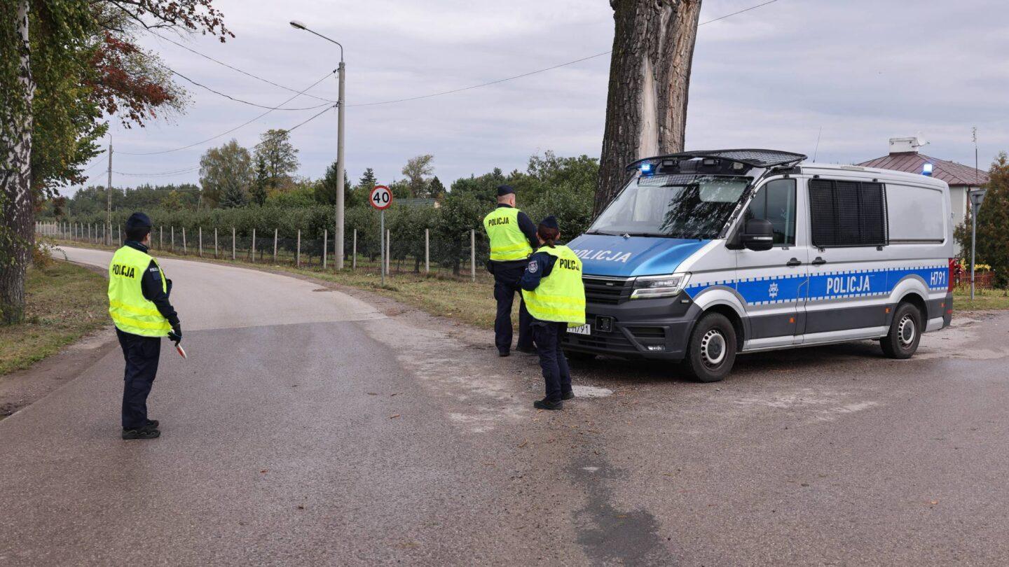 Policja blokuje drogę w okolicy miejsca pożaru instalacji antenowej firmy teleinformatycznej w Woli Krobowskiej