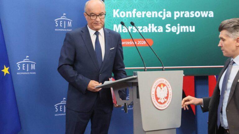 Marszałek Sejmu RP Włodzimierz Czarzasty (z lewej) na konferencji prasowej w Sejmie