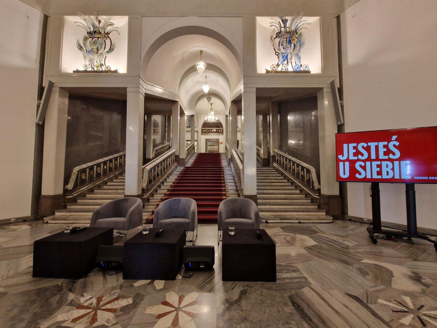 Stary Teatr szukając nowej publiczności postanowił zorganizować konferencję prasową także w Warszawie.
