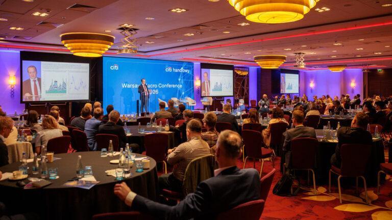 Stoły w sali balowej hotelu, przy których siedzą uczestnicy konferencji Citi Warsaw Macro Conference