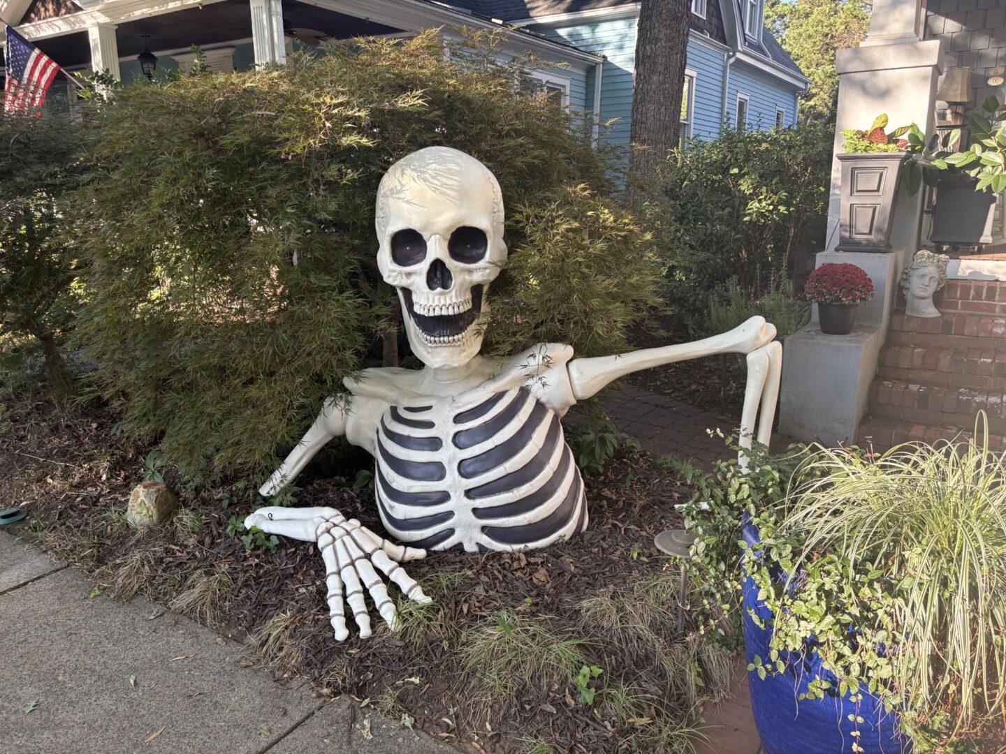 Trup pod domem jako ozdoba halloweenowa