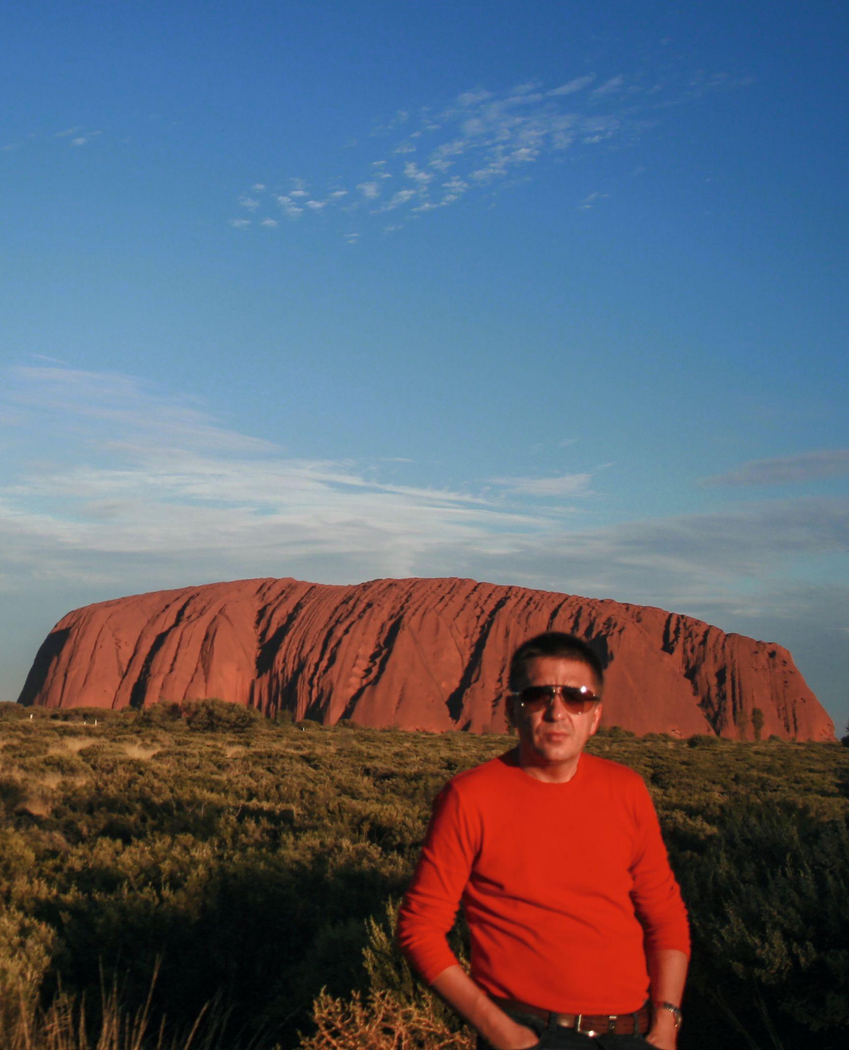 Piotr Henicz, wiceprezes zarządu Itaka Holdings na tle Ayers Rock