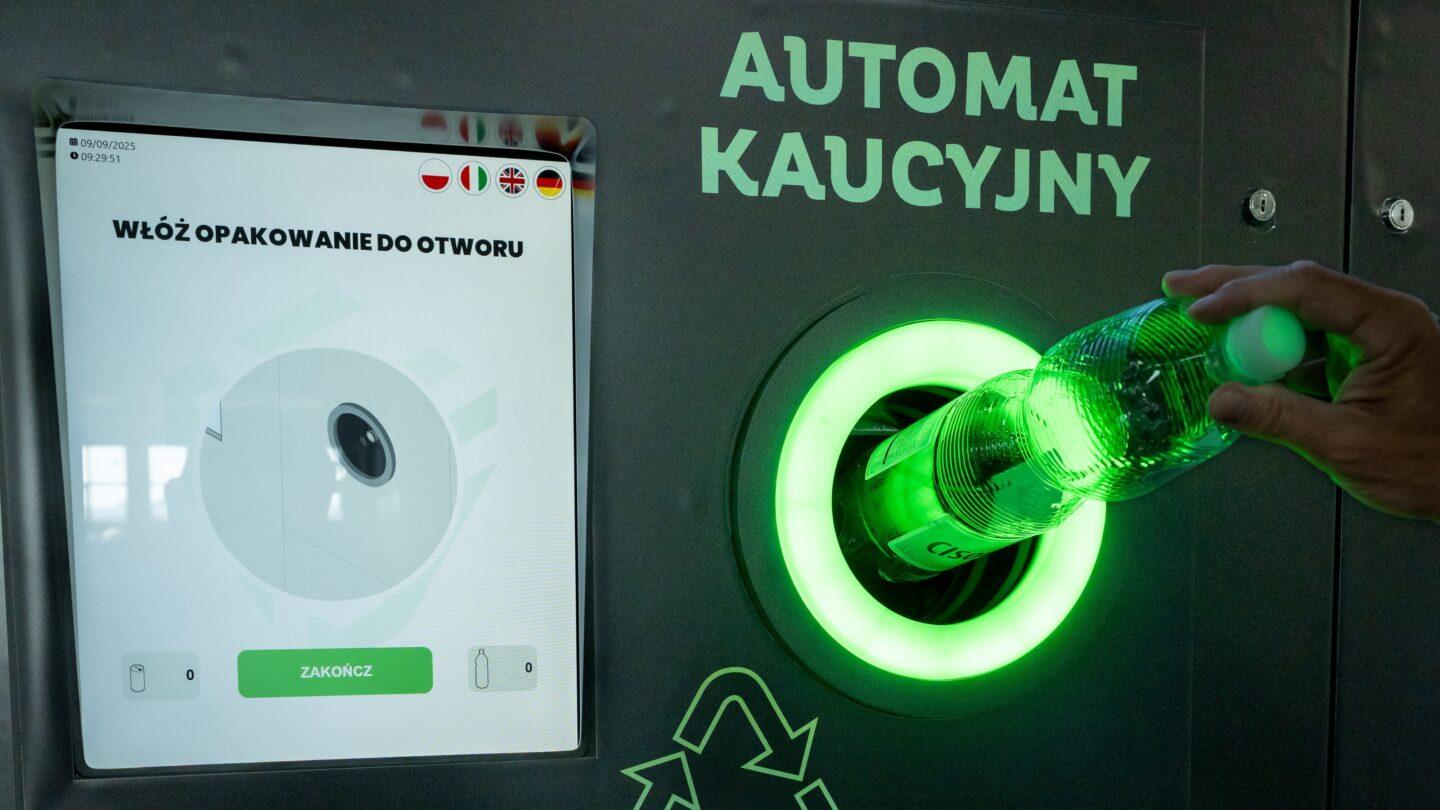 Automat kaucyjny w Potulicach. Fot. PAP/Tytus Żmijewski