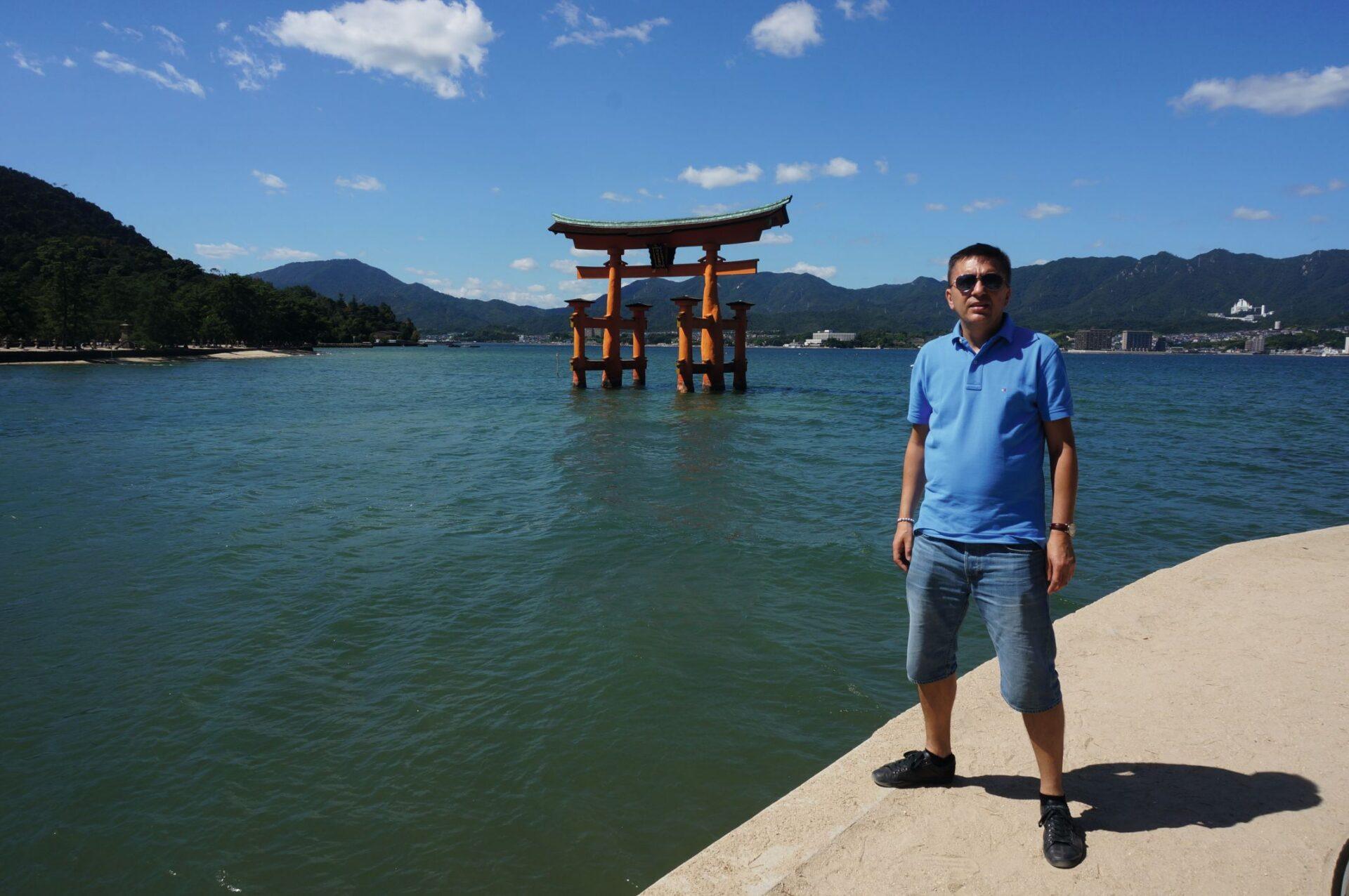 Piotr Henicz, wiceprezes zarządu Itaka Holdings w Japonii na tle tori
