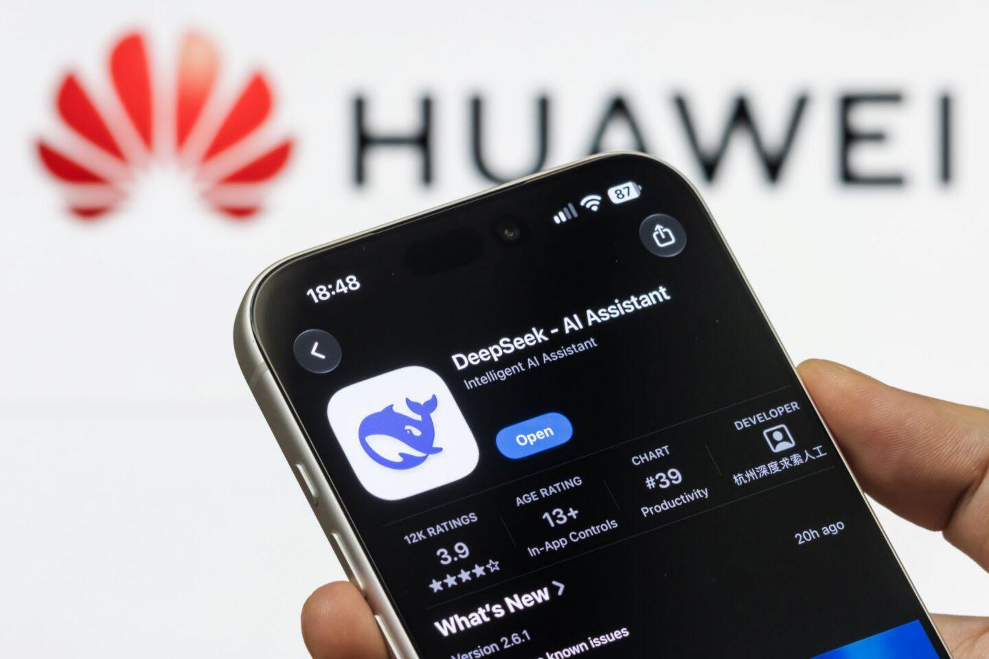 Aplikacja DeepSeek na ekranie smartfona. W tle logo Huawei