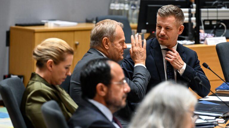 Premier RP Donald Tusk i premier Węgier Peter Magyar w drugim dniu szczytu Rady Europejskiej w Brukseli. Fot. PAP/Wiktor Dąbkowski