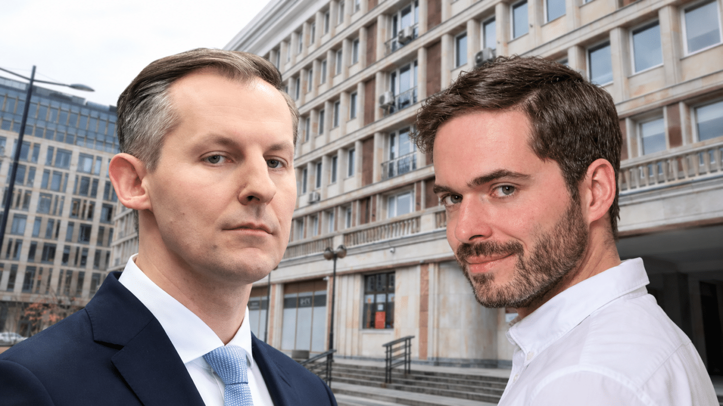 UOKiK zarzuca giełdowej spółce naruszanie praw konsumentów. Od lewej prezes UOKiK Tomasz Chróstny i prezes Legimi Mikołaj Małaczyński. Fot. East News/mat. prasowe/kolportaż AI