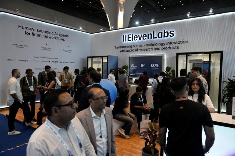 Stanowisko ElevenLabs na targach w Indiach