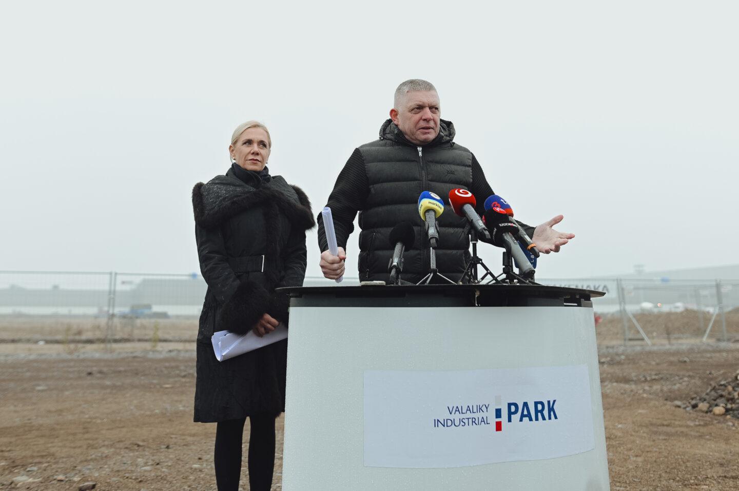 Premier Słowacji Robert Fico oraz minister gospodarki Denisa Saková na terenie parku przemysłowym Valaliky niedaleko Koszyc, gdzie miała stanąć fabryka firmy Hangyu Technology.
