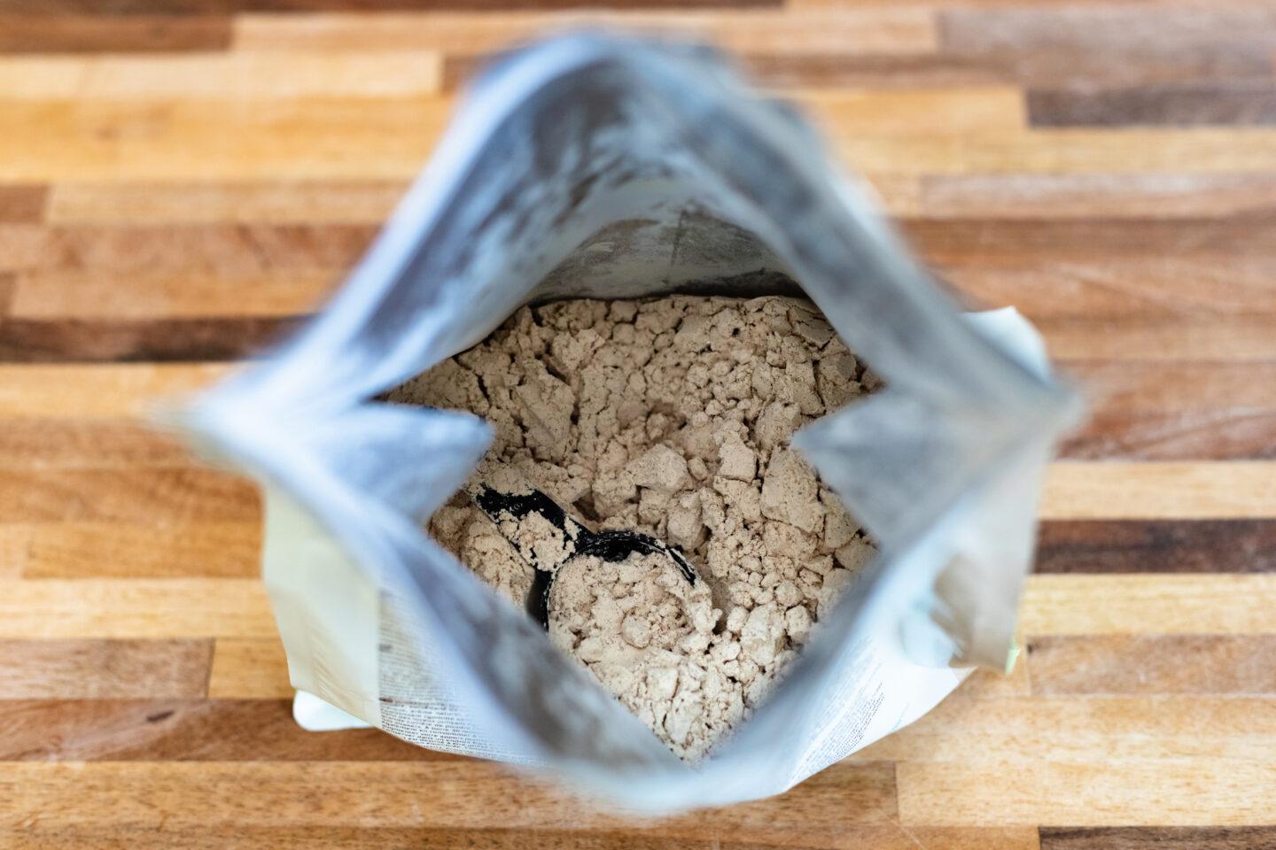 Rośnie zainteresowanie produktami wysokobiałkowymi, a białko wychodzi poza kategorię odżywek dla sportowców. Coraz częściej pojawia się w codziennych produktach: jogurtach, deserach, napojach, batonach, a nawet lodach i kawie./fot. gettyimages