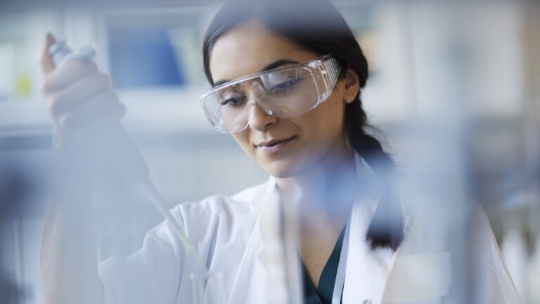 Praca w laboratorium. Fot. Getty Images/stock photo