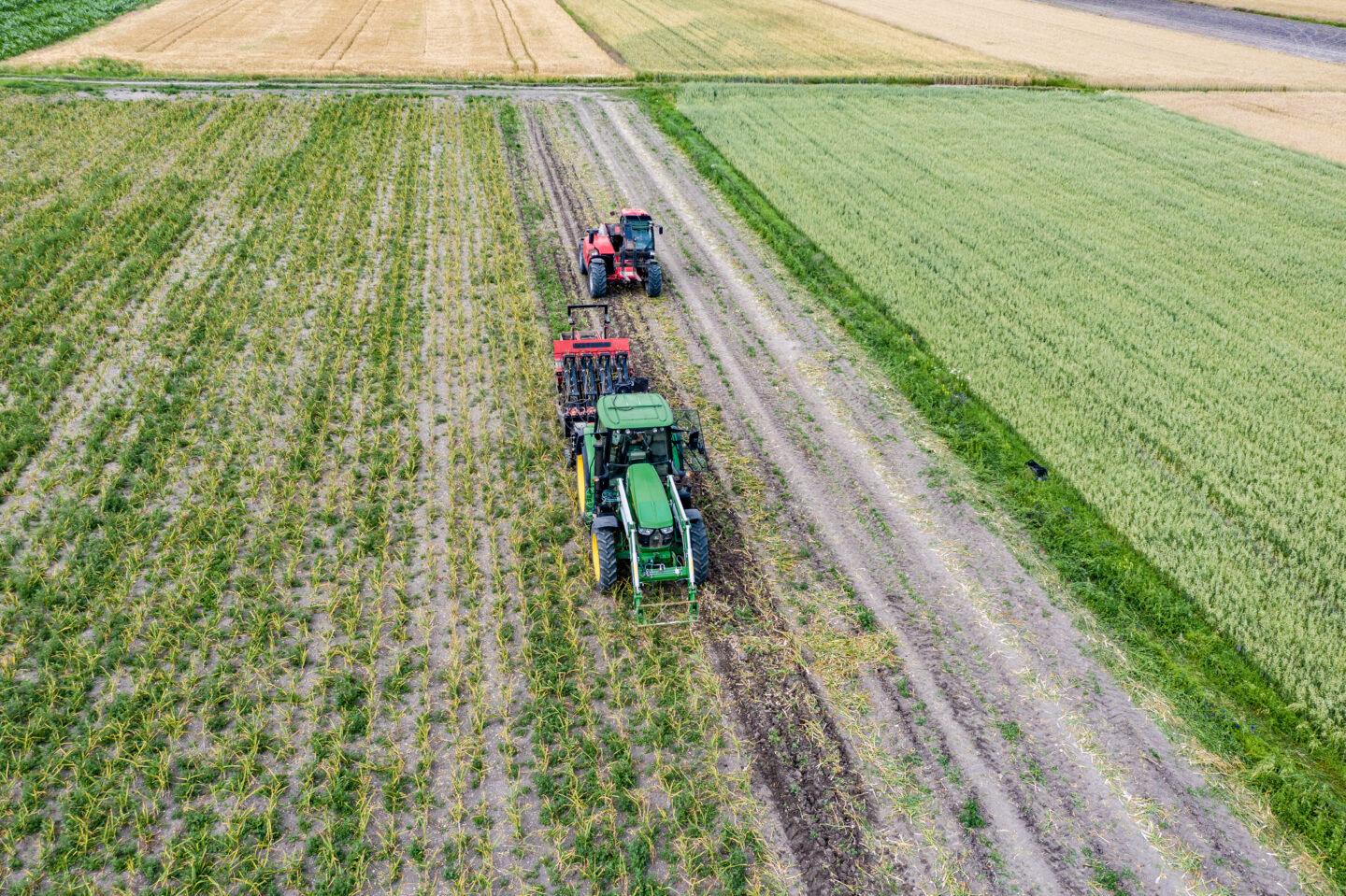 Traktor pracujący w polu