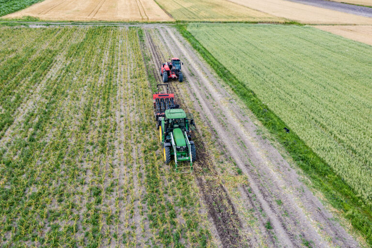 Traktor pracujący w polu