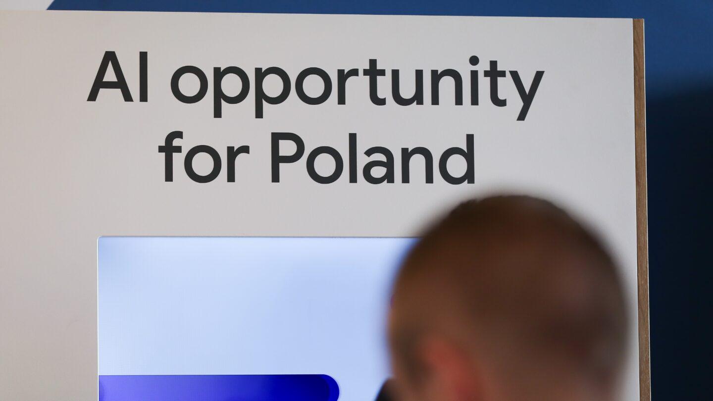 Napis „AI szansą dla Polski” widoczny podczas spotkania prezesa Alphabet i Google Sundara Pichaia z premierem Polski Donaldem Tuskiem w Google for Startups w Warszawie, 13 lutego 2025 r. Fot. Klaudia Radecka/NurPhoto via Getty Images.