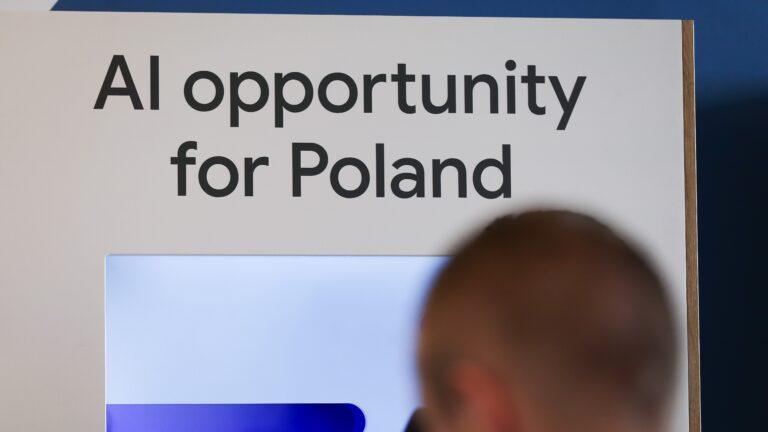 Napis „AI szansą dla Polski” widoczny podczas spotkania prezesa Alphabet i Google Sundara Pichaia z premierem Polski Donaldem Tuskiem w Google for Startups w Warszawie, 13 lutego 2025 r. Fot. Klaudia Radecka/NurPhoto via Getty Images.