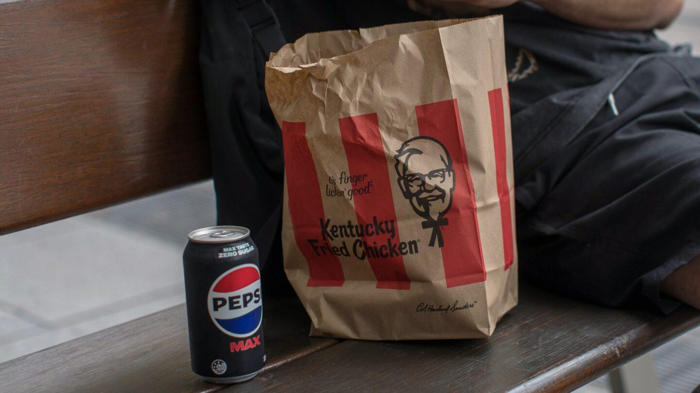 Puszka Pepsi i torba z KFC. Fot. Brent Lewin/Bloomberg via Getty Images