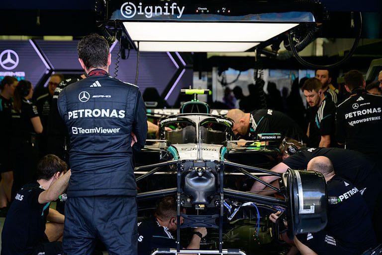 Bolid F1 w garażu Mercedesa