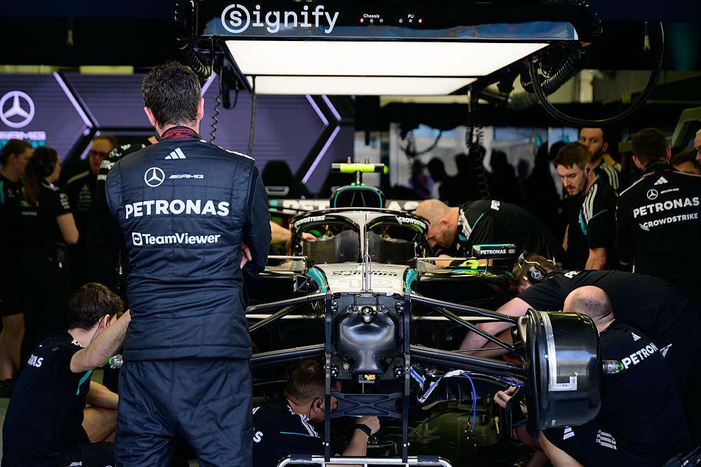 Bolid F1 w garażu Mercedesa