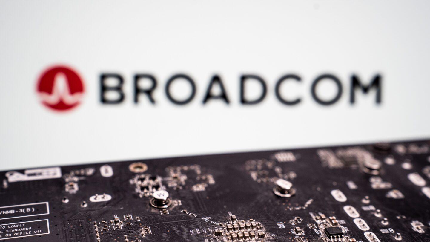 Zbliżenie na płytkę drukowaną (PCB), w tle na ekranie jest wyświetlane logo Broadcom. Fot. Nikos Pekiaridis/NurPhoto via Getty Images