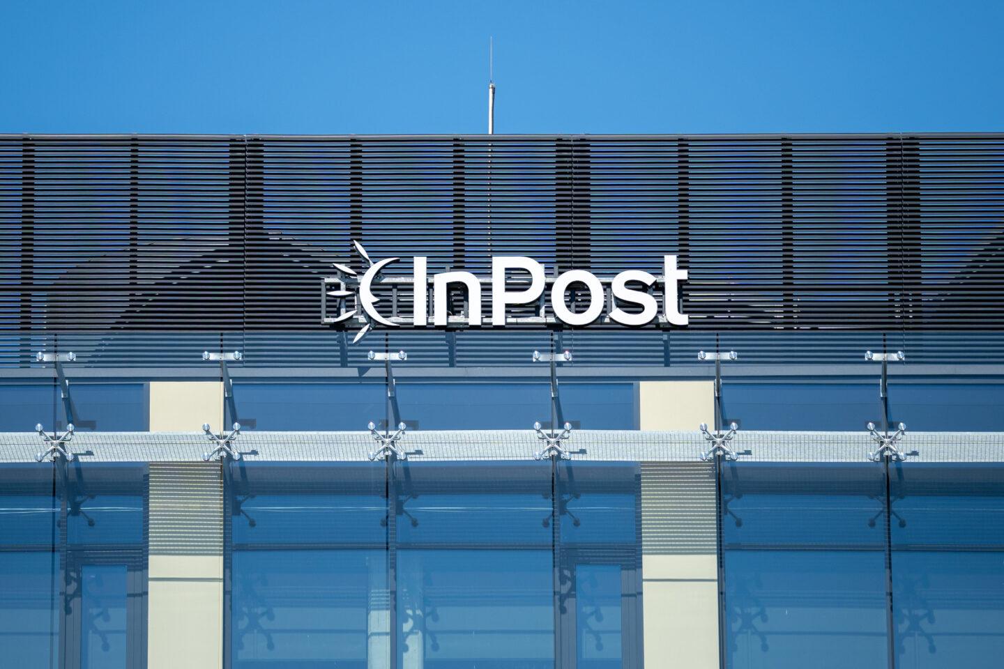 Logo InPostu na siedzibie firmy w Krakowie