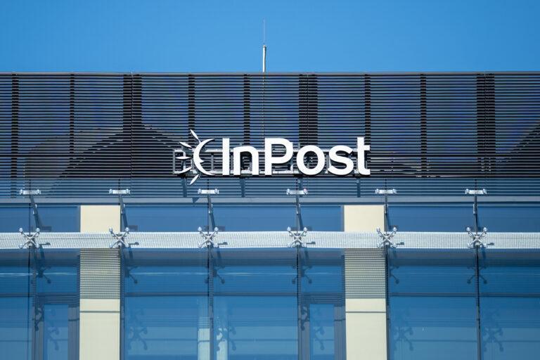 Logo InPostu na siedzibie firmy w Krakowie