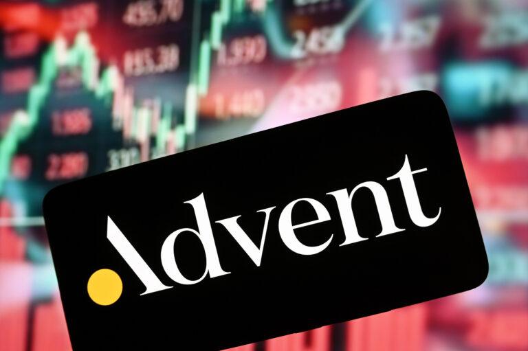 Logo Advent International na smartfonie, w tle wykresy