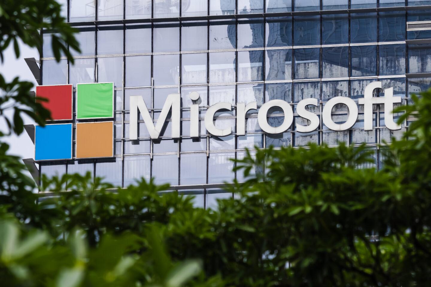 Logo Microsoftu na jednym z biurowców firmy