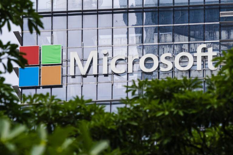 Logo Microsoftu na jednym z biurowców firmy