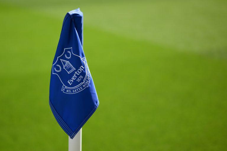 Chorągiewka z logiem Evertonu na stadionie Hill Dickinson.