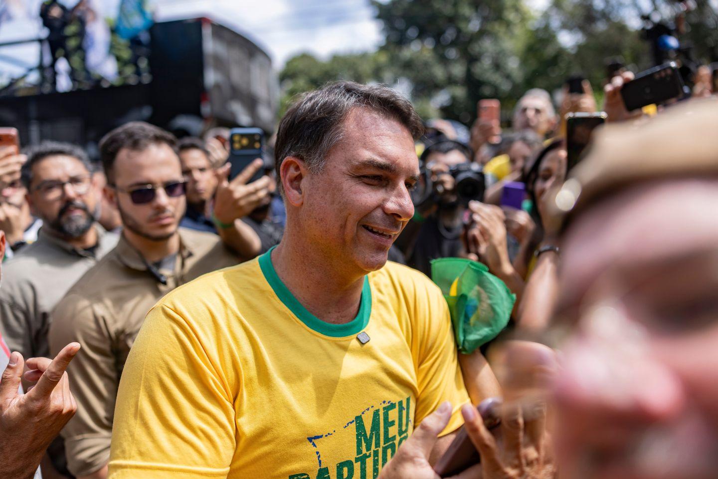 Flávio Bolsonaro, kandydat na prezydenta Brazylii. To senator ze stanu Rio de Janeiro, lider prawicowo-populistycznej Partii Liberalnej i najstarszy syn byłego prezydenta Jaira.
