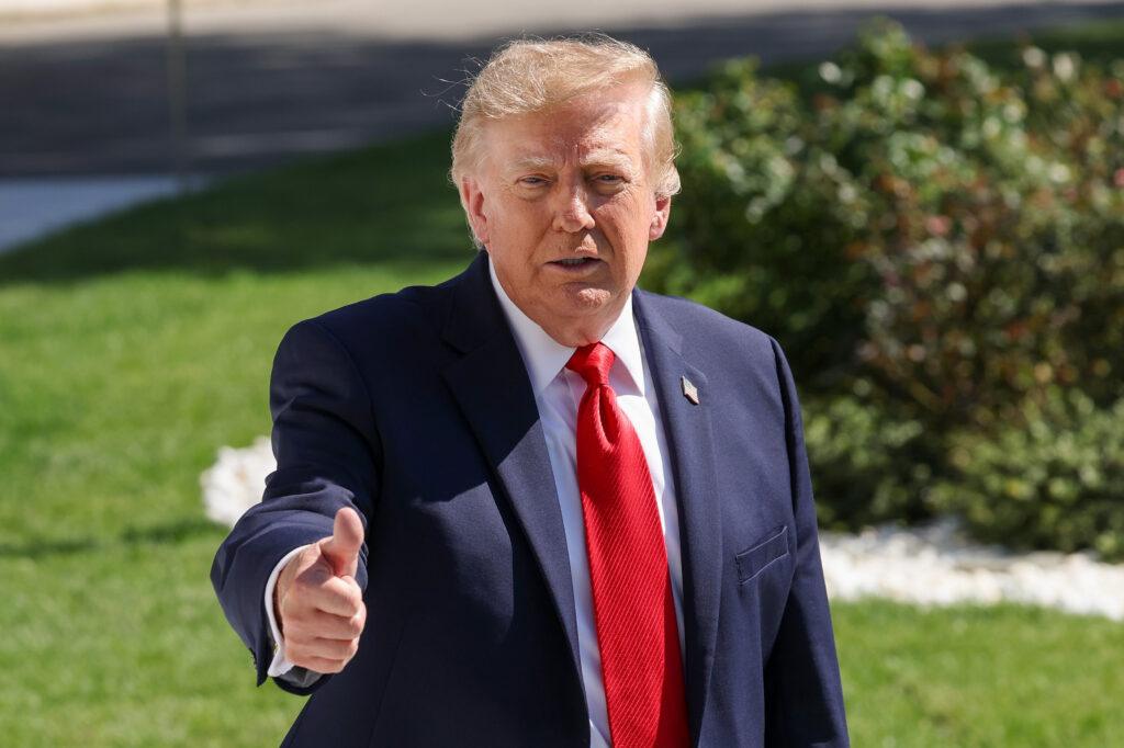 Donald Trump pokazuje kciuka przed Białym Domem