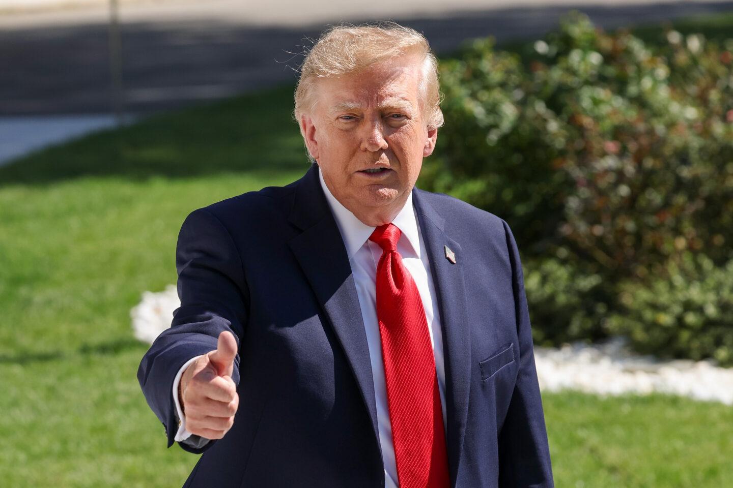 Donald Trump pokazuje kciuka przed Białym Domem