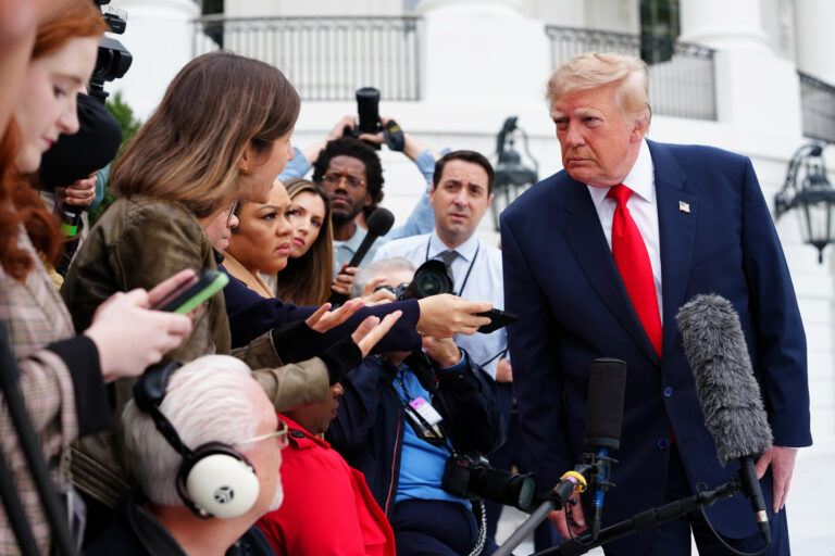 Prezydent USA Donald Trump odpowiada na pytania dziennikarzy pod Białym Domem