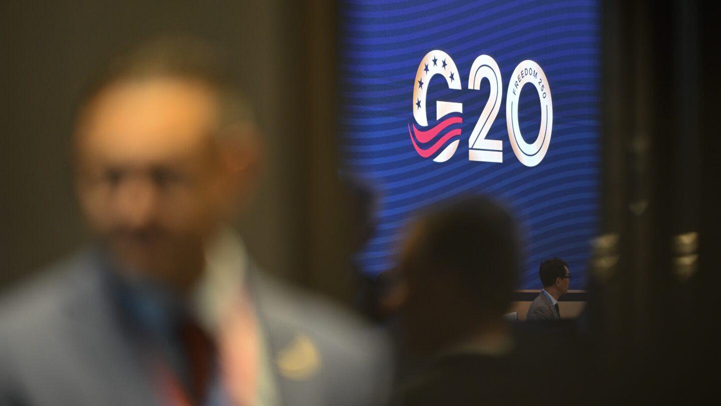 Logo G20 prezentowane podczas dorocznych spotkań Międzynarodowego Funduszu Walutowego (MFW) i Banku Światowego w Bangkoku w Tajlandii, w czwartek 15 października 2026 r. Fot. Sirachai Arunrugstichai/Bloomberg via Getty Images.