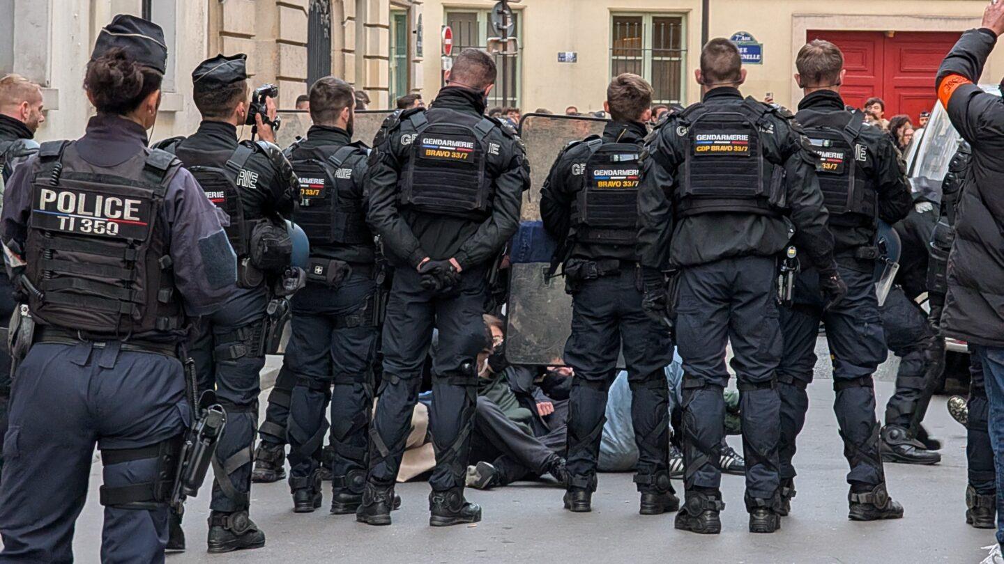 Funkcjonariusze francuskiej policji w trakcie protestów przed Sciences Po w Paryżu, 22.10.2026 r. Fot. Luc Auffret/Anadolu via Getty Images