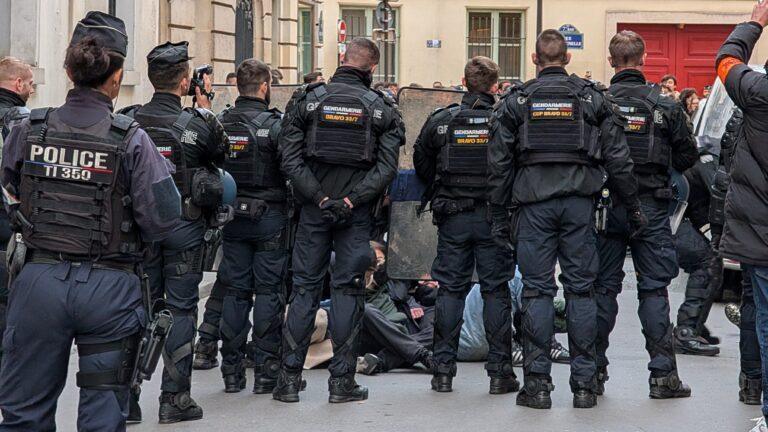 Funkcjonariusze francuskiej policji w trakcie protestów przed Sciences Po w Paryżu, 22.10.2026 r. Fot. Luc Auffret/Anadolu via Getty Images