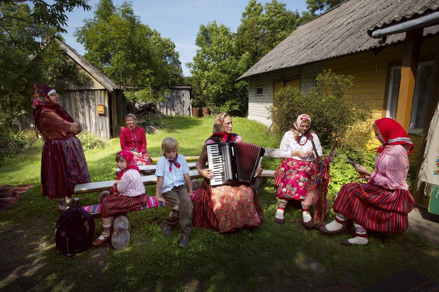 Kihnu, estońska wyspa i kobiety w tradycyjnych strojach