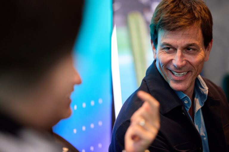 Toto Wolff uśmiechający się podczas spotkania